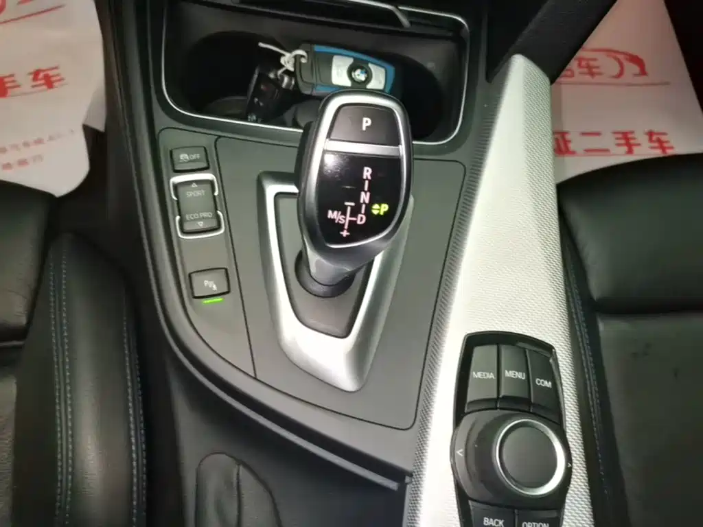 BMW 3 Series 2018 — фото 14
