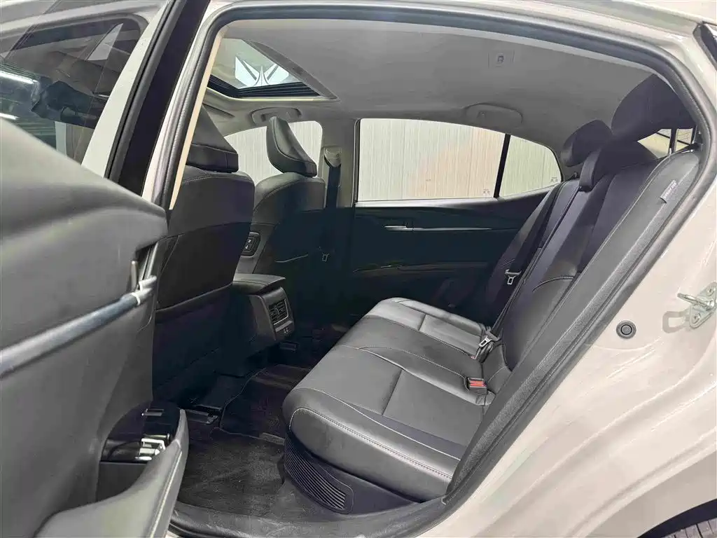 Toyota Camry 2024 — фото 10