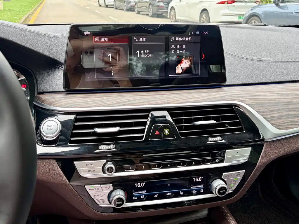 BMW 5 Series New Energy 2019 — фото 19