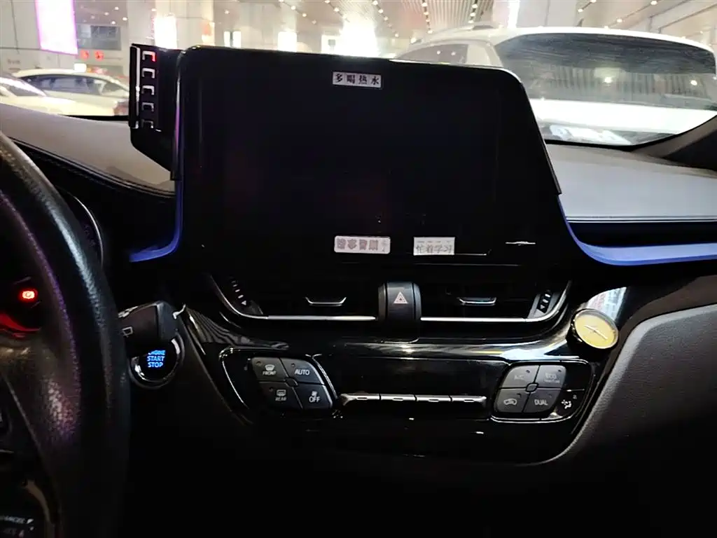 Toyota C-HR 2019 — фото 13