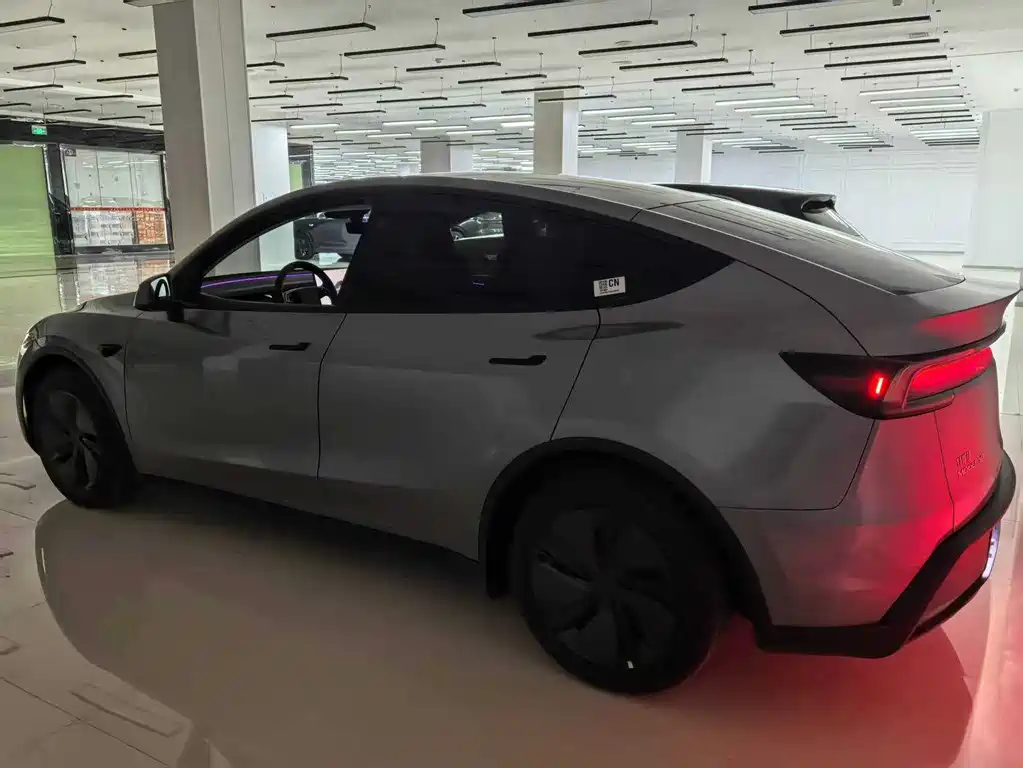 Tesla Model Y 2025 — фото 6