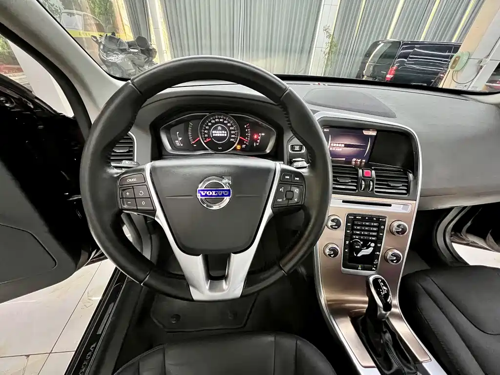 Volvo XC60 2017 — фото 11