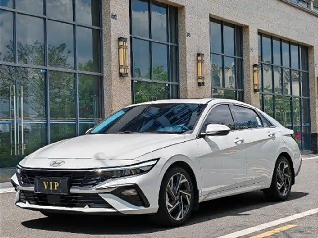 Hyundai Elantra 2025 — фото 1