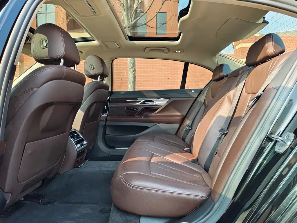 BMW 7 Series 2018 — фото 23