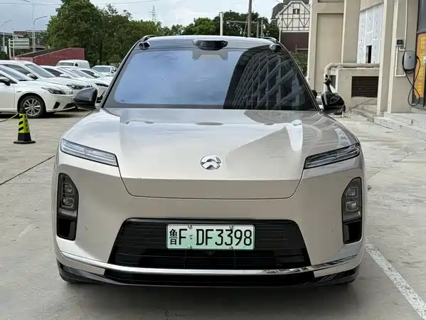 NIO ES8 2025