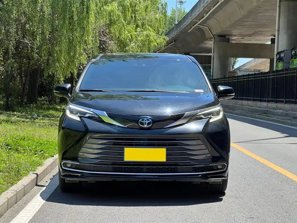 Toyota Sienna 2022 — фото 2