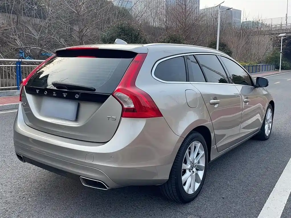 Volvo V60 2015 — фото 15