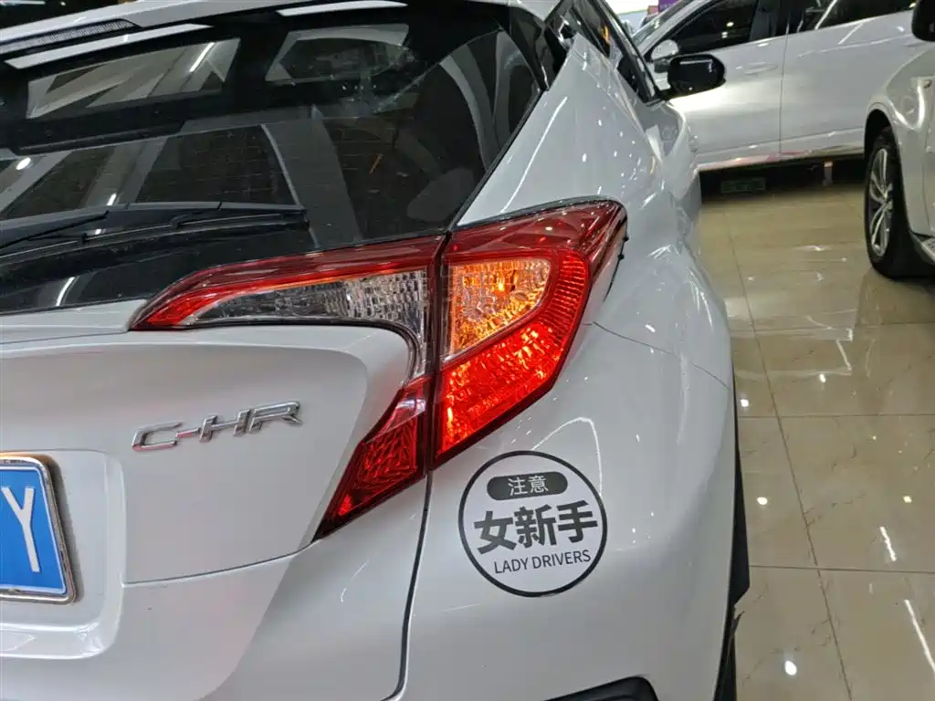 Toyota C-HR 2022 — фото 8