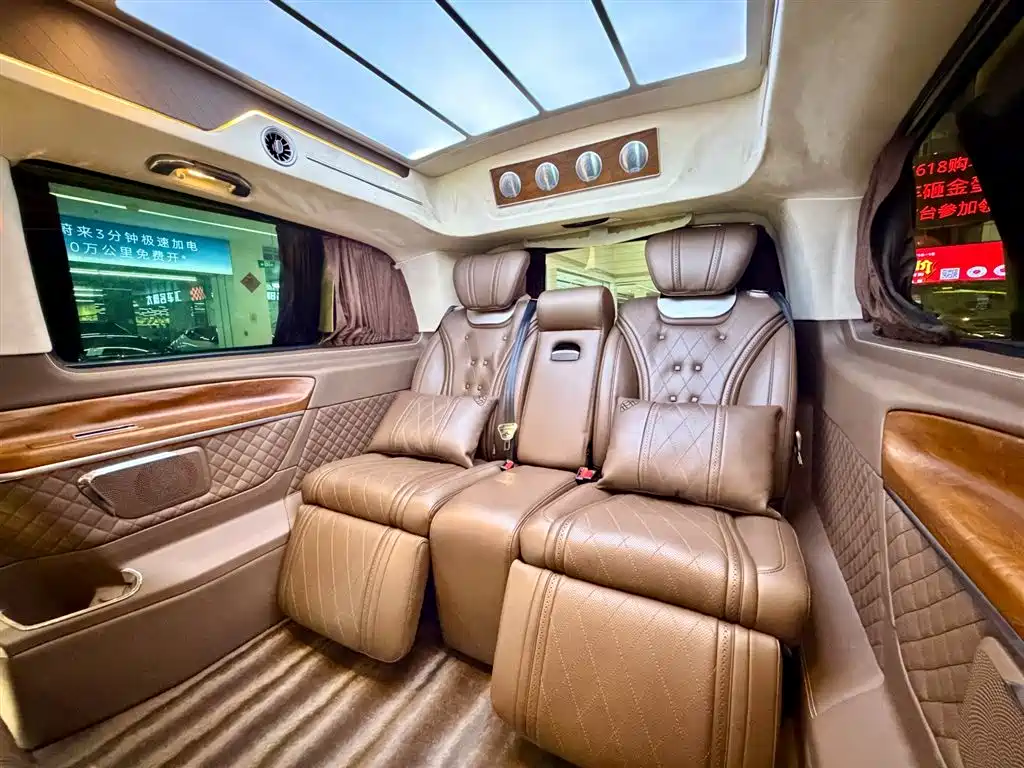 Mercedes-Benz V-Class 2021 — фото 16