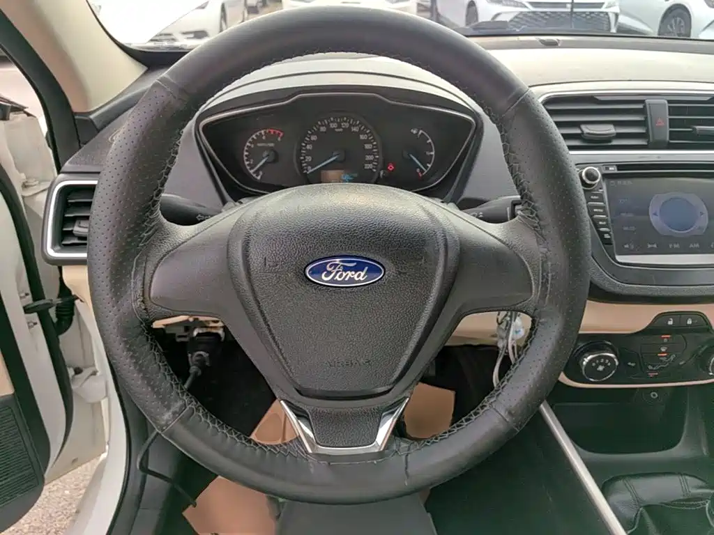 Ford Escort 2016 — фото 11