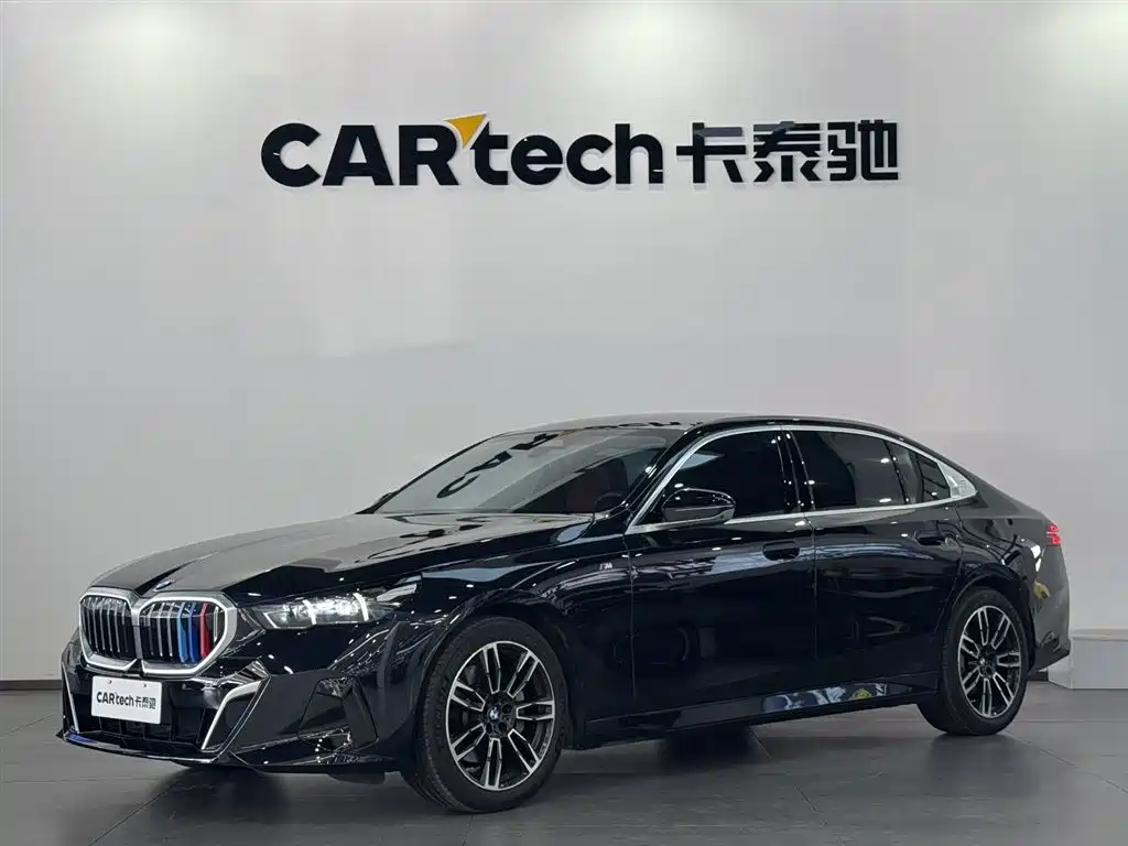 BMW 5 Series 2025 — фото 1
