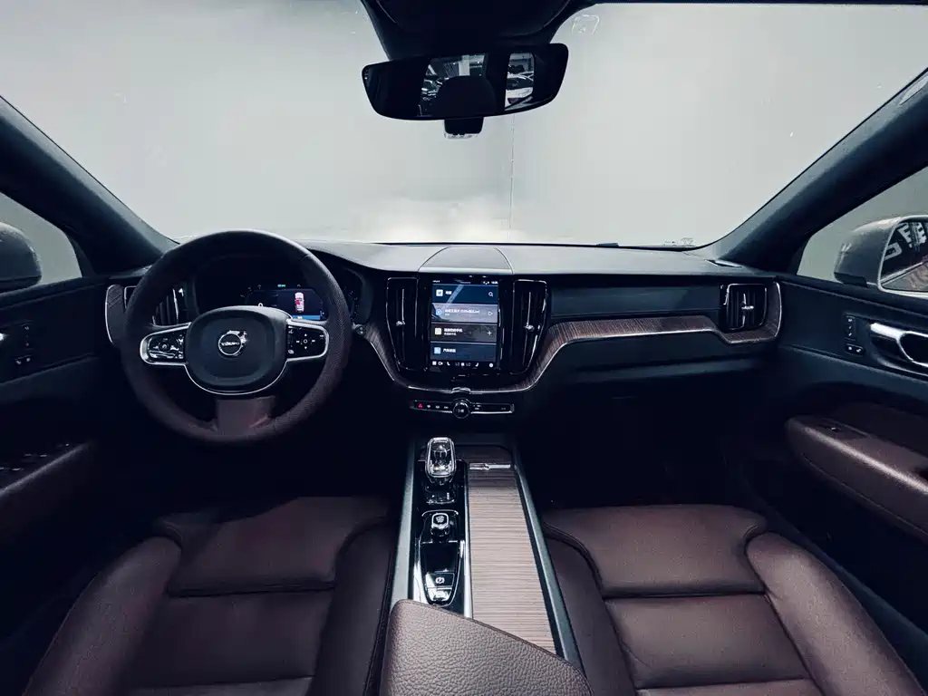 Volvo XC60 2021 — фото 11