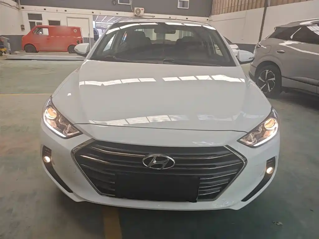 Hyundai Elantra 2018 — фото 3