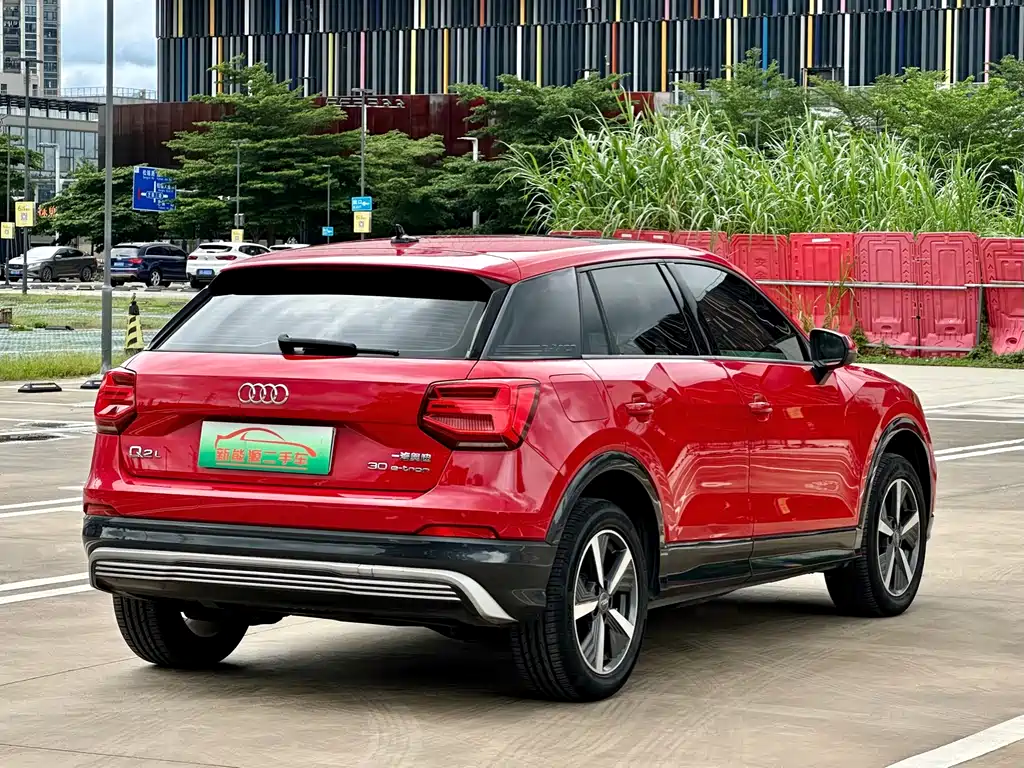 Audi Q2L e-tron 2021 — фото 4