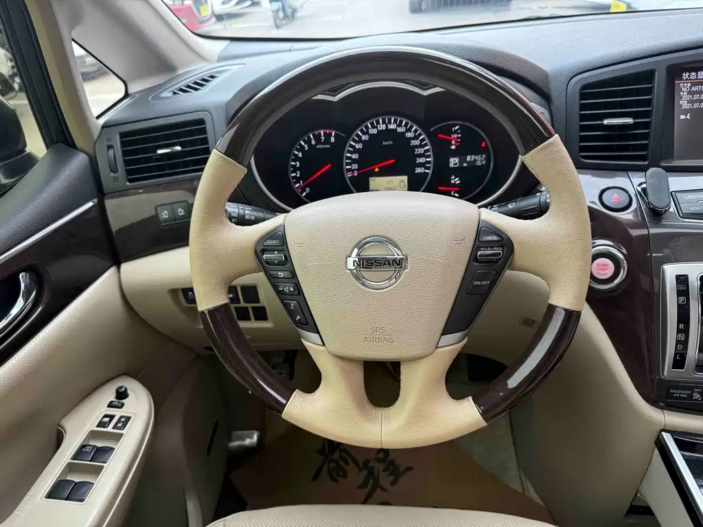 Nissan Quest 2015 — фото 13