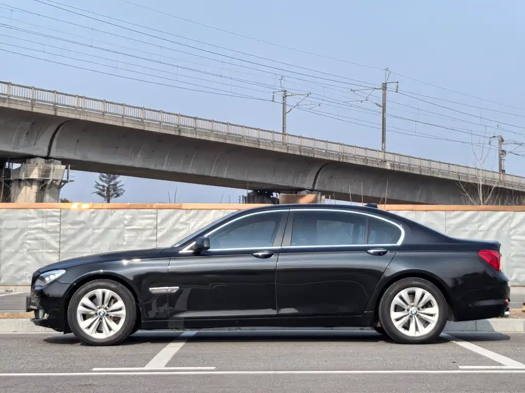 BMW 7 Series 2009 — фото 16
