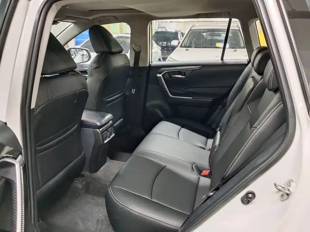 Toyota RAV4 2021 — фото 10