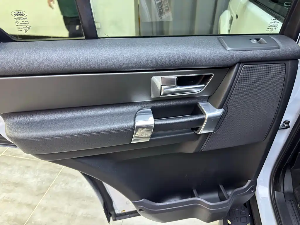 Land Rover Discovery 2015 — фото 18