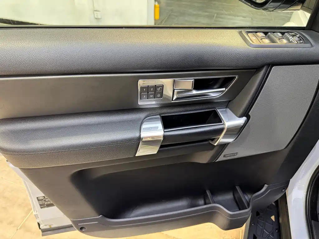 Land Rover Discovery 2015 — фото 17