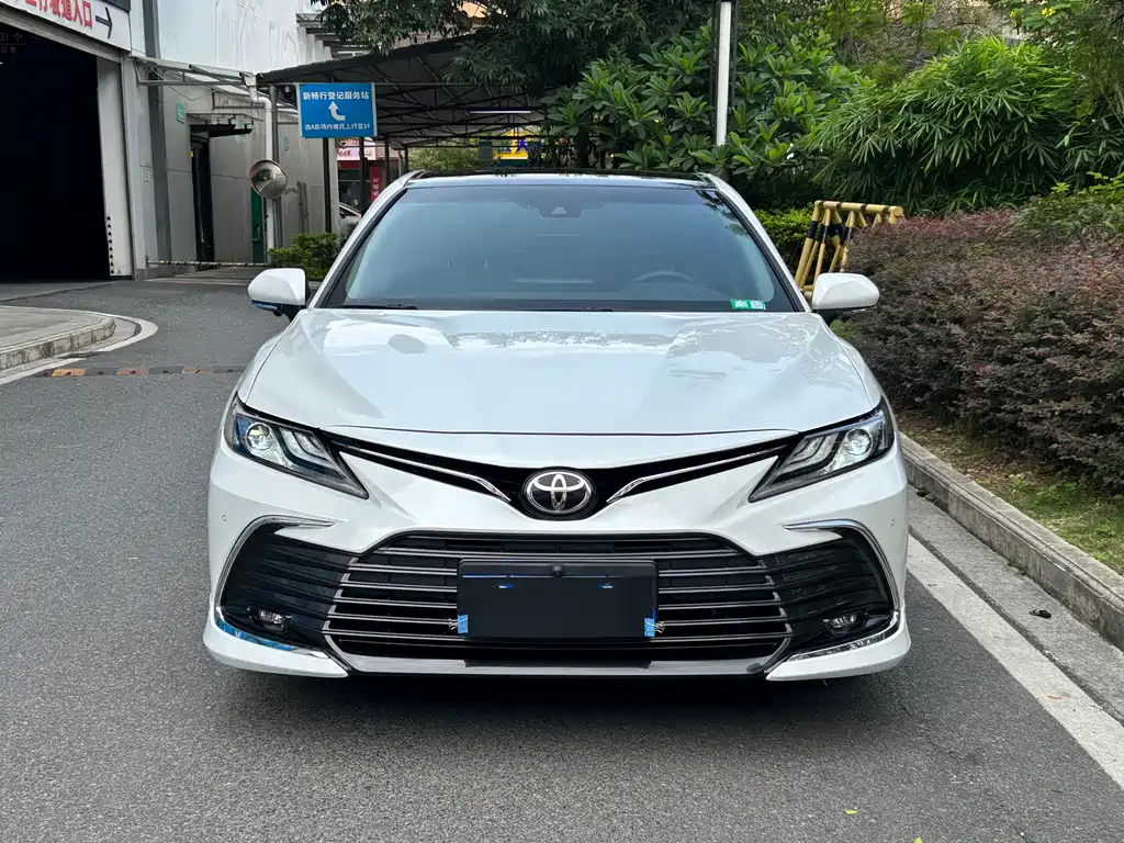 Toyota Camry 2022 — фото 2