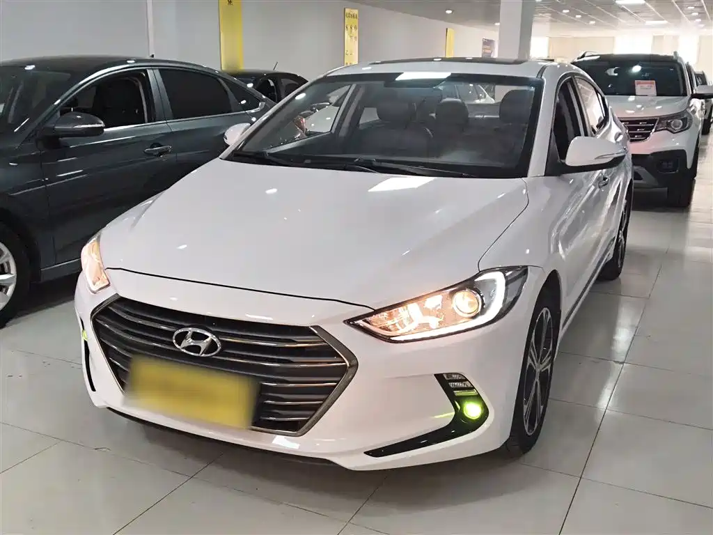 Hyundai Elantra 2019 — фото 1