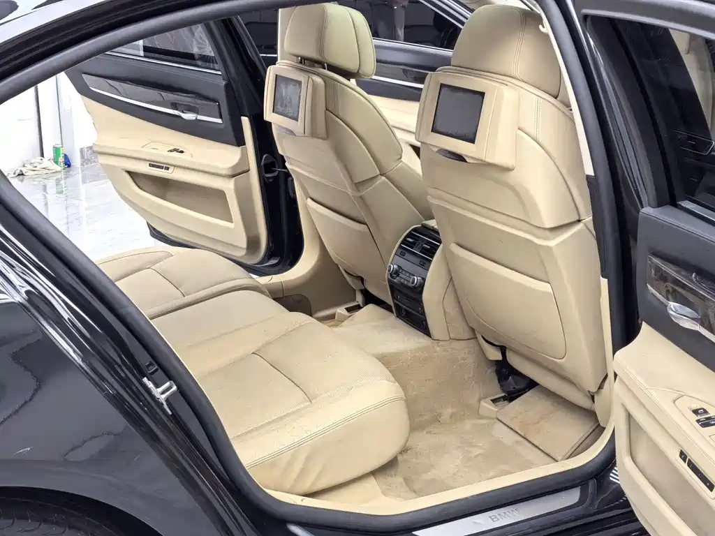 BMW 7 Series 2011 — фото 12