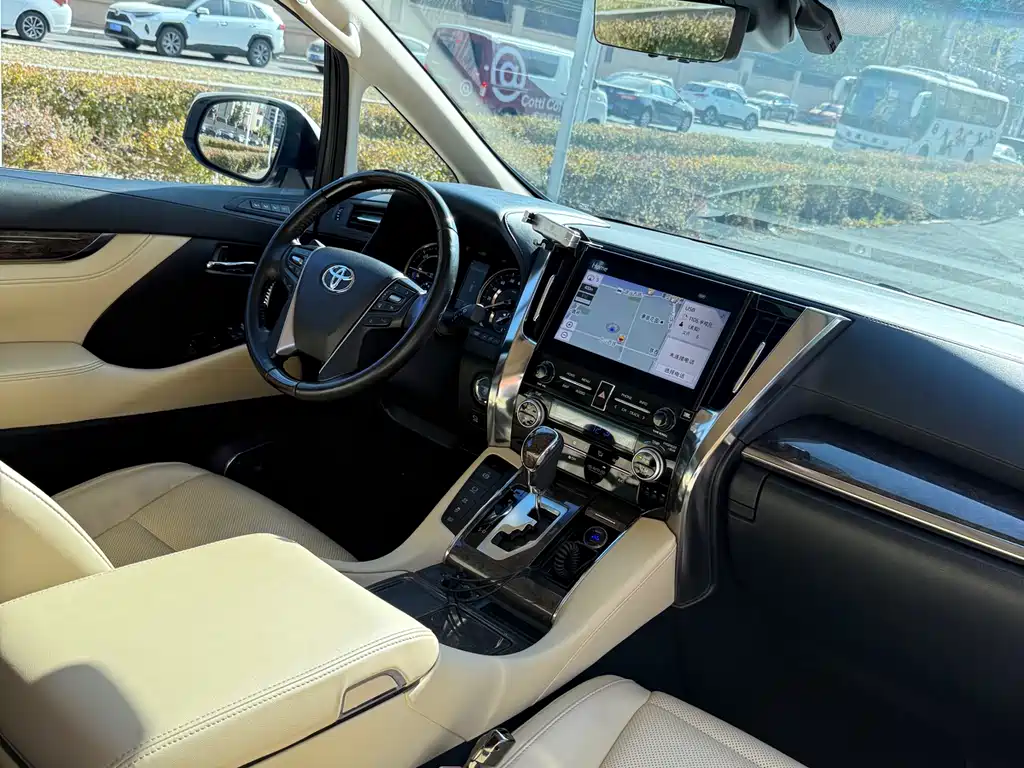Toyota Vellfire 2022 — фото 10