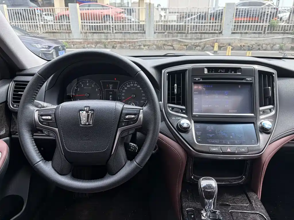 Toyota Crown 2018 — фото 15