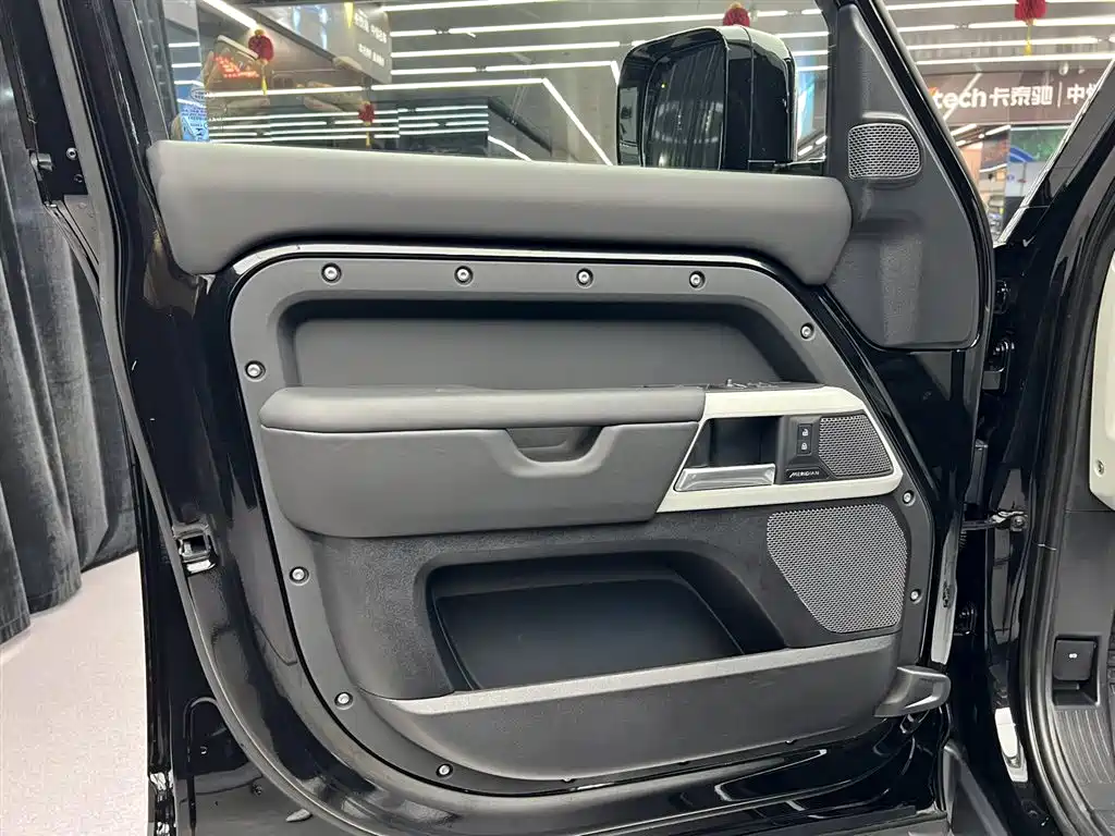 Land Rover Defender 2024 — фото 21