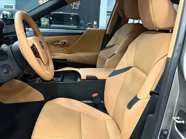 Lexus ES 2025