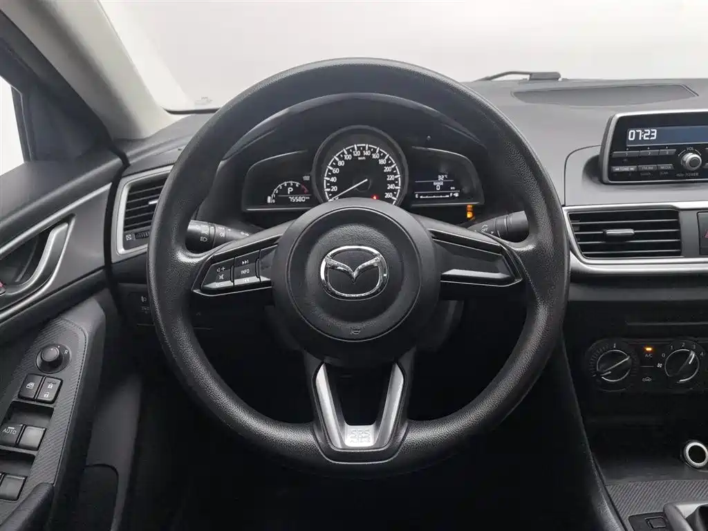 Mazda 3 Axela 2018 — фото 11