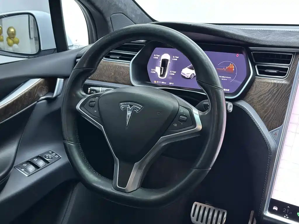 Tesla Model X 2017 — фото 17