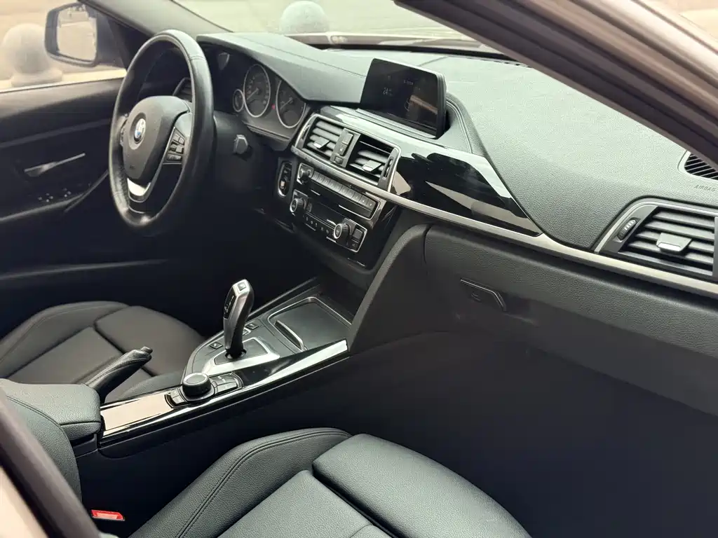 BMW 3 Series 2018 — фото 11
