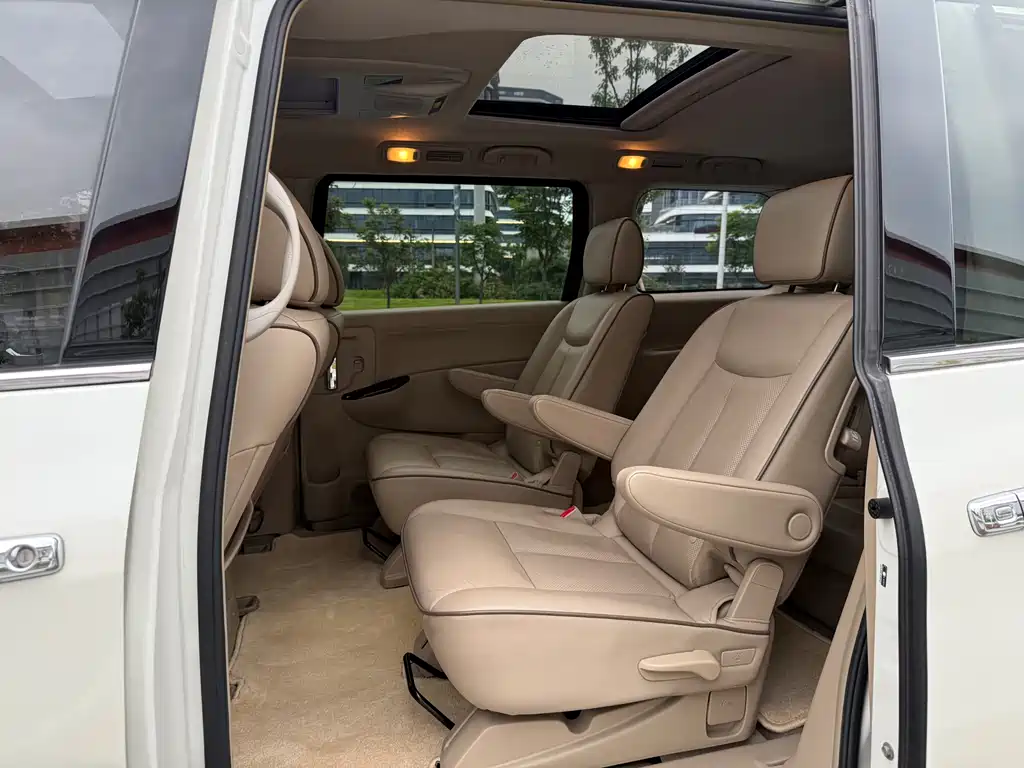 Nissan Quest 2017 — фото 11