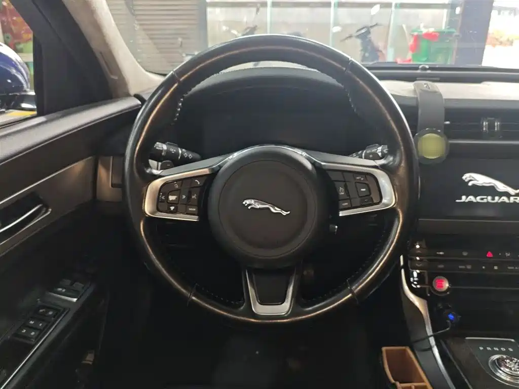 Jaguar XFL 2018 — фото 11