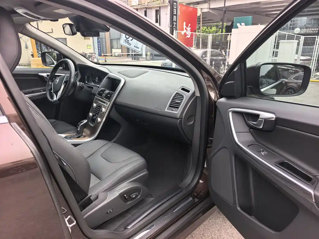 Volvo XC60 2017 — фото 10