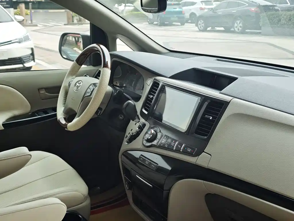 Toyota Sienna 2014 — фото 16