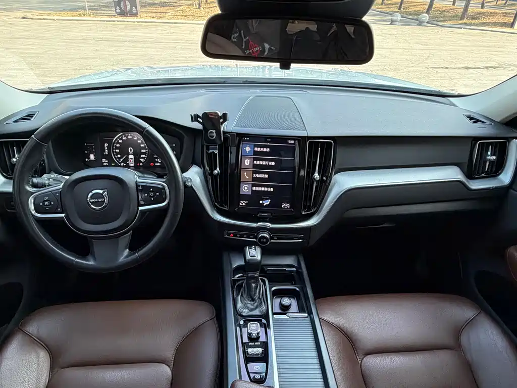 Volvo XC60 2019 — фото 12