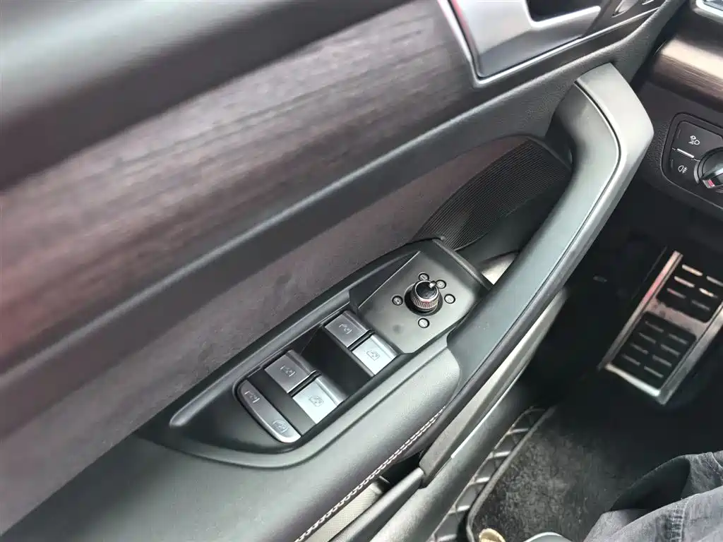 Audi Q5L 2024 — фото 10