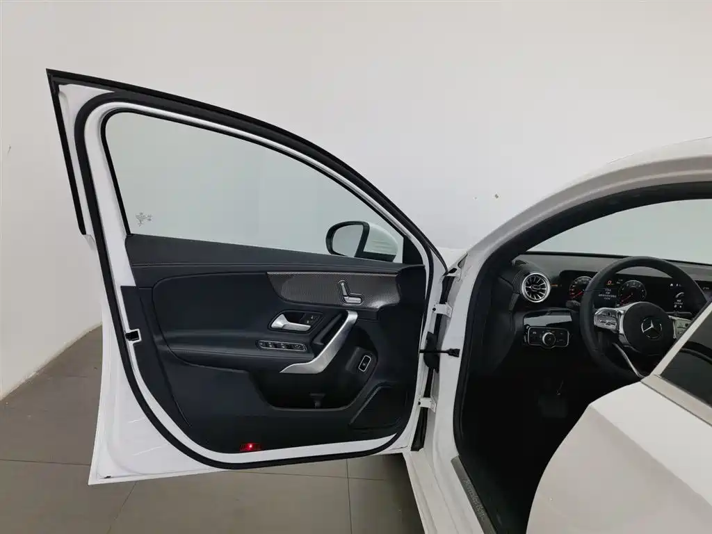 Mercedes-Benz A-Class 2023 — фото 8