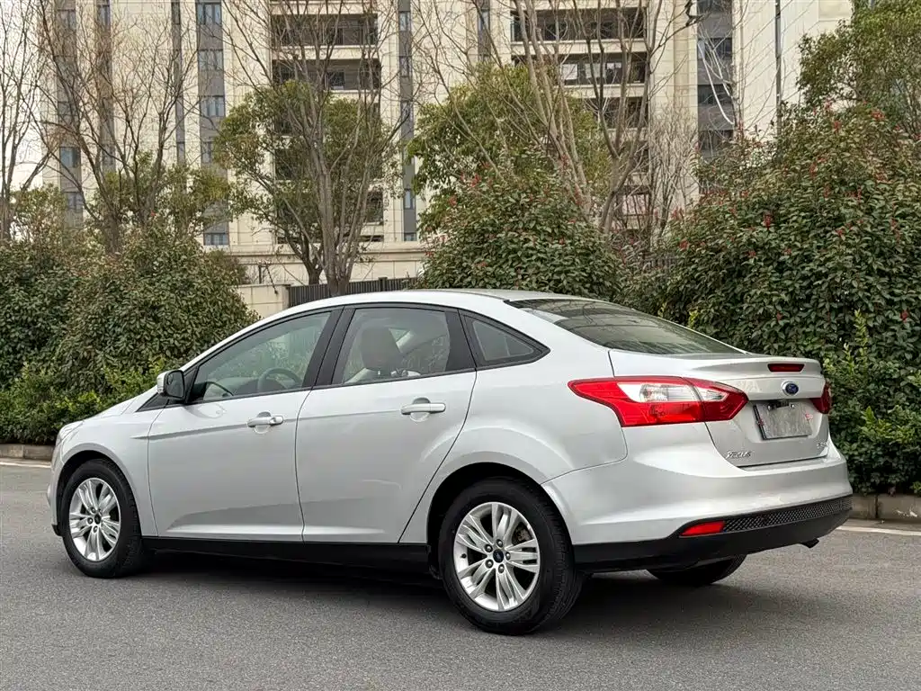 Ford Focus 2014 — фото 12