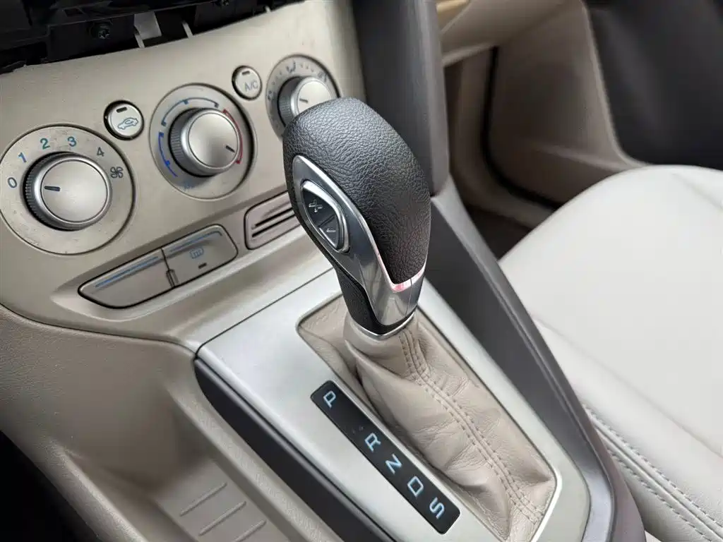 Ford Focus 2014 — фото 15