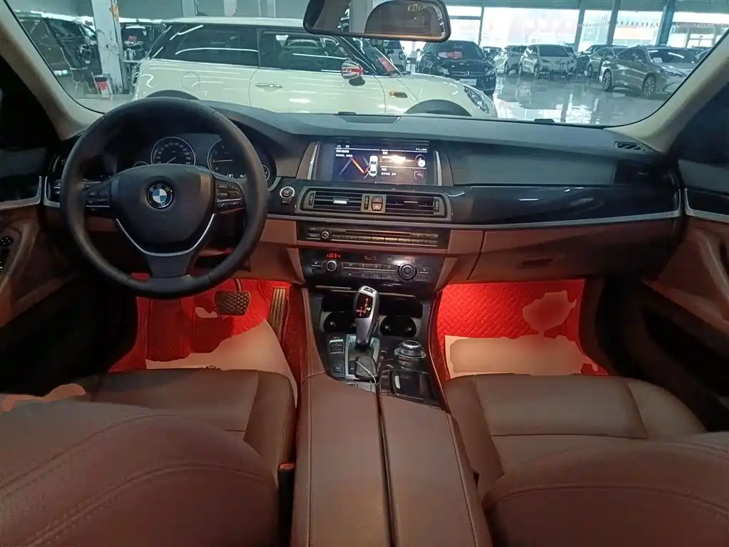 BMW 5 Series 2017 — фото 10
