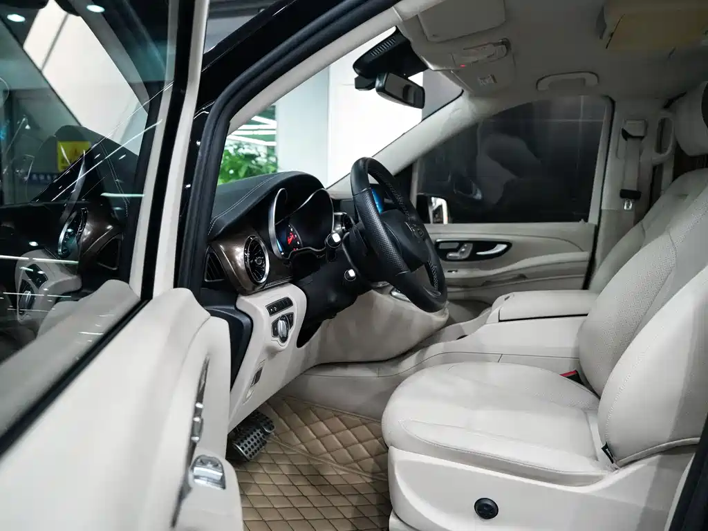 Mercedes-Benz V-Class 2021 — фото 11