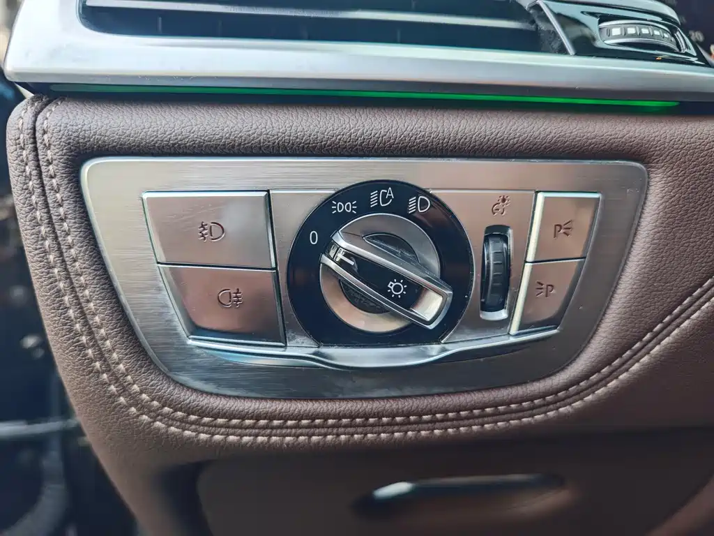BMW 7 Series 2017 — фото 20