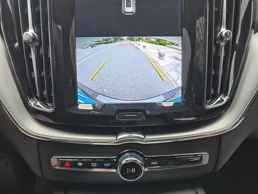 Volvo XC60 2022 — фото 22