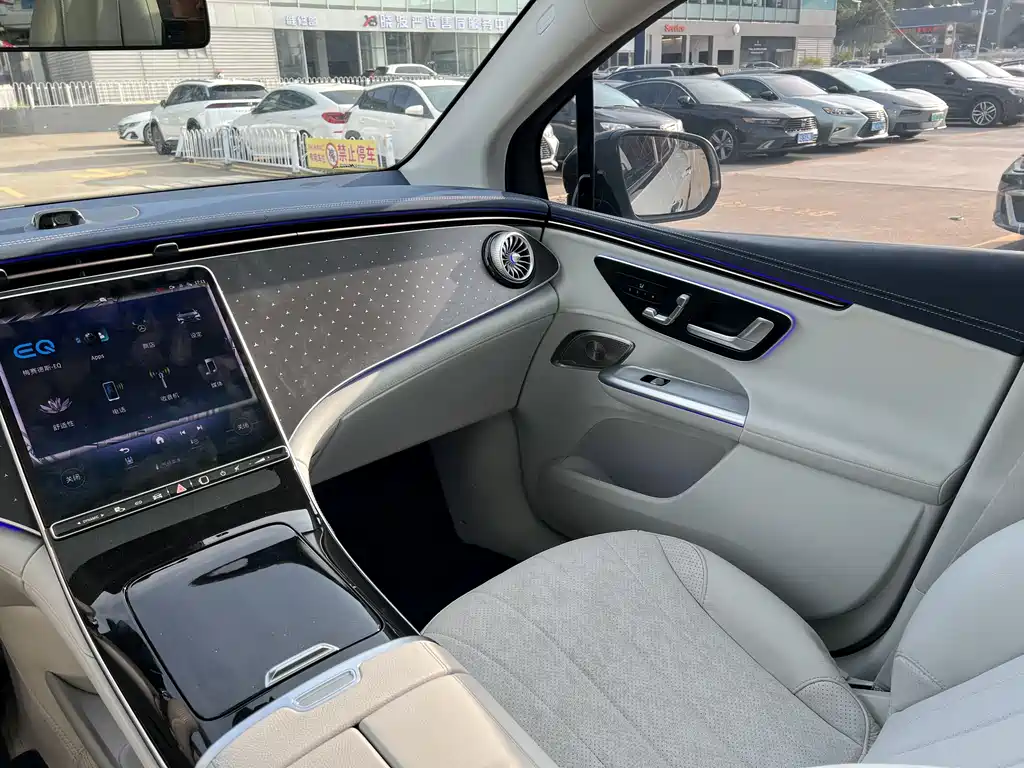 Mercedes-Benz EQE SUV 2023 — фото 16