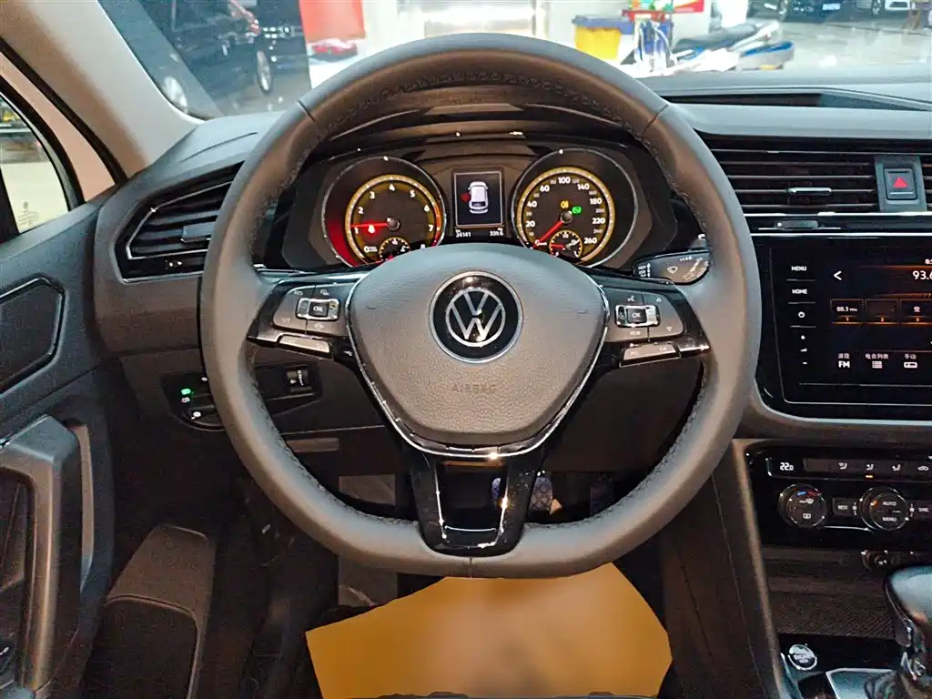 Volkswagen Tiguan L 2021 — фото 11