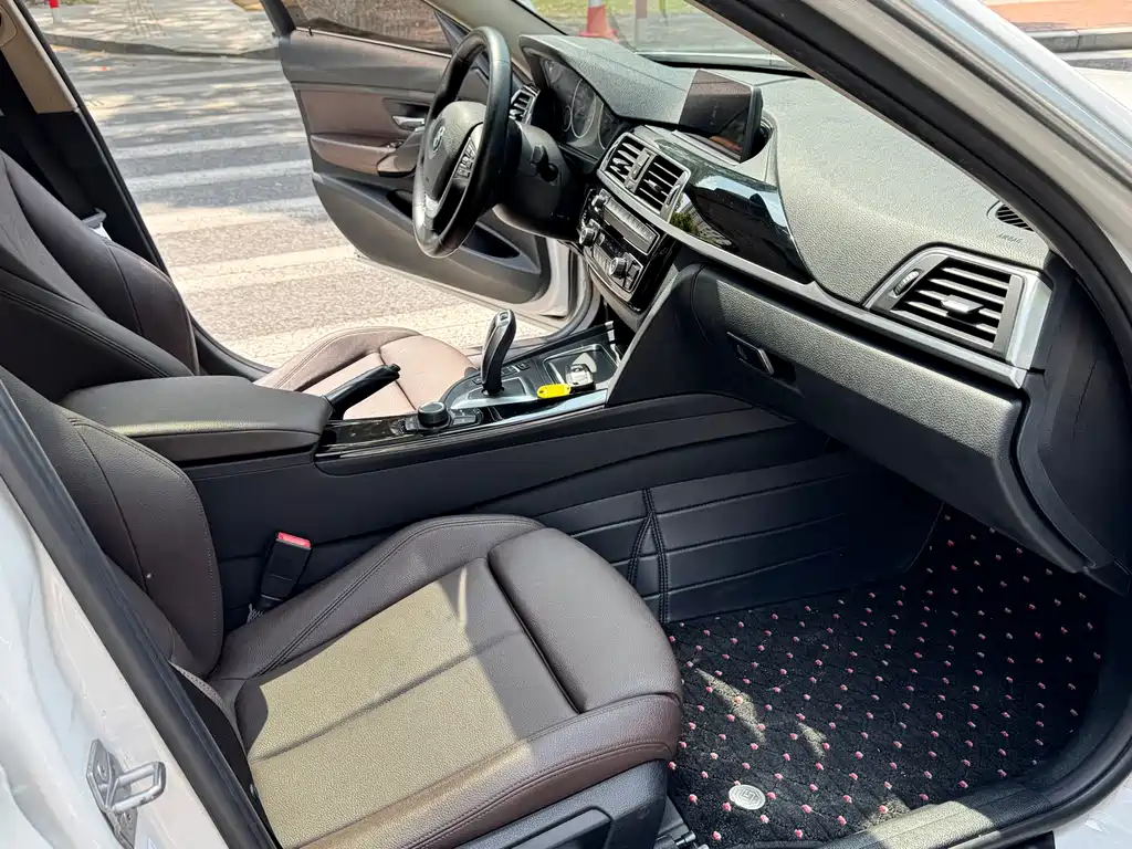 BMW 3 Series 2018 — фото 10