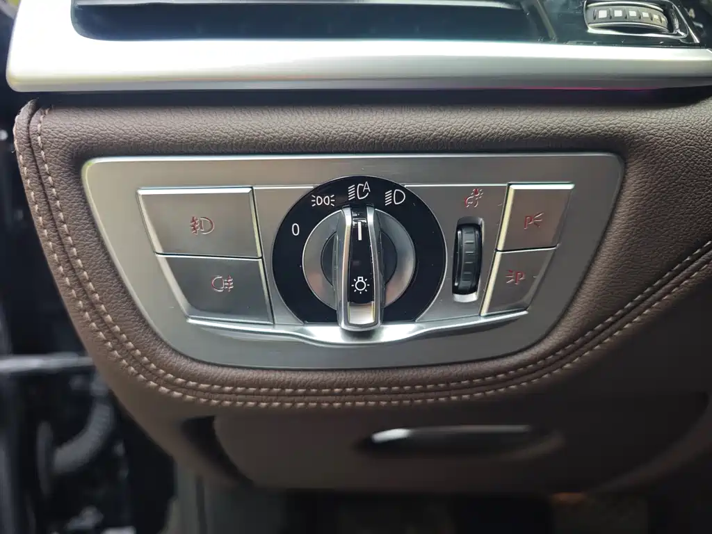 BMW 7 Series 2018 — фото 14